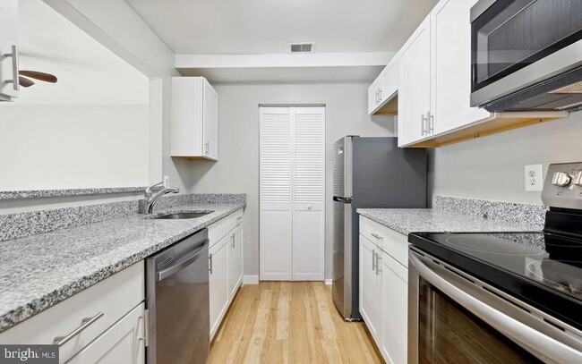 Building Photo - 13123 Wonderland Way