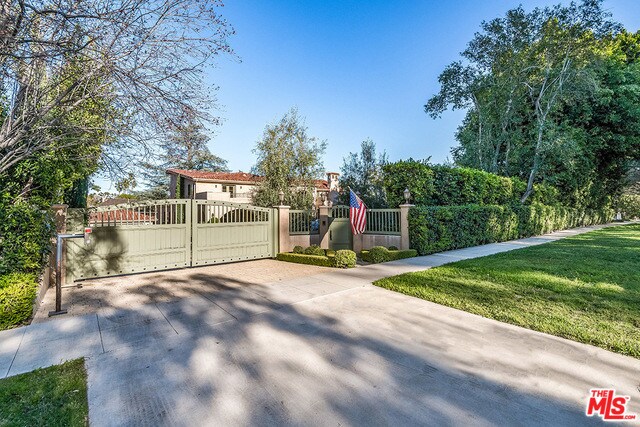 Foto principal - 9909 Sunset Blvd