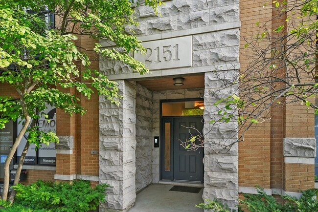 Building Photo - 2151 W Roscoe St