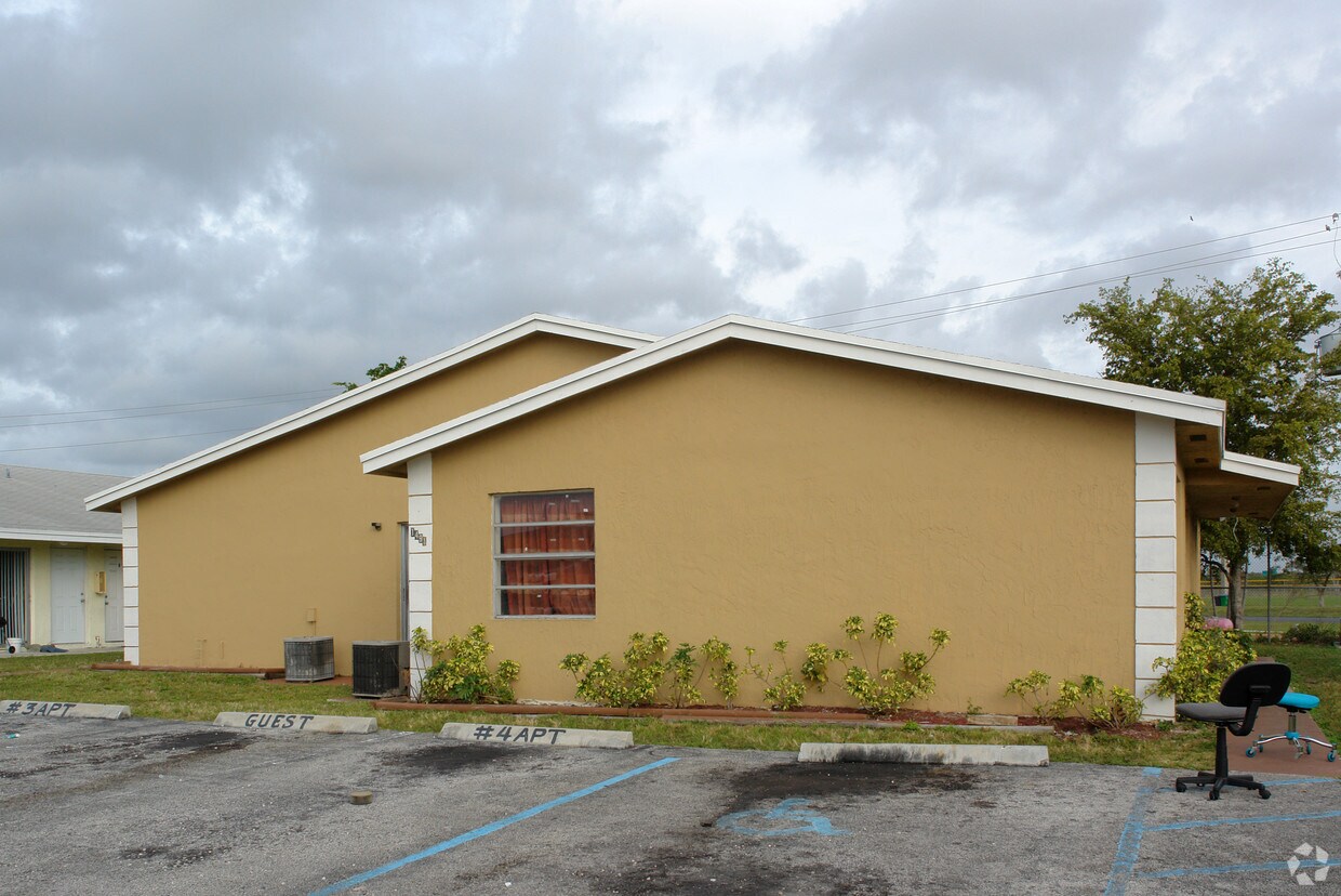 Building Photo - 1491 NW 22nd Ct