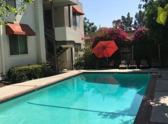 Foto del edificio - This is a great opportunity to rent a 2 bedroom at a competitive price in Tarzana.