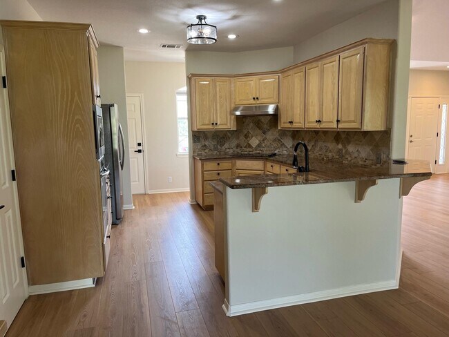 Building Photo - 804 Broken Arrow