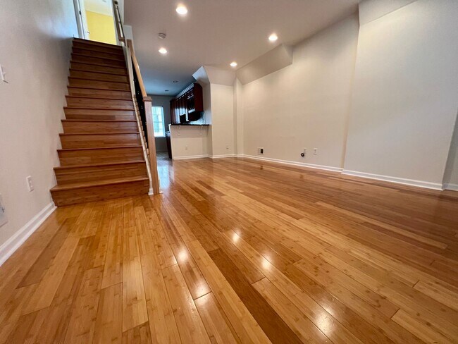 Foto del edificio - Gorgeous 3-Bedroom Townhouse with Roof Dec...