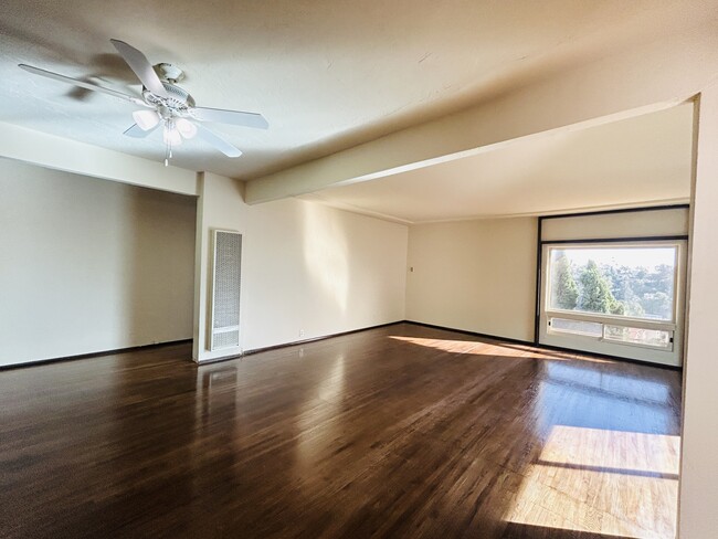 Building Photo - 2057 Glencoe Way