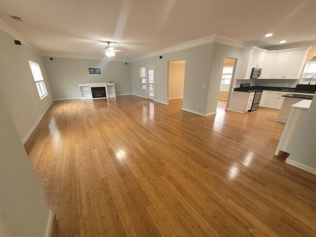 Building Photo - Stunning 4 Bedroom, 2.5 Bath Home Just 3 Blocks to Chesapeake Bay
