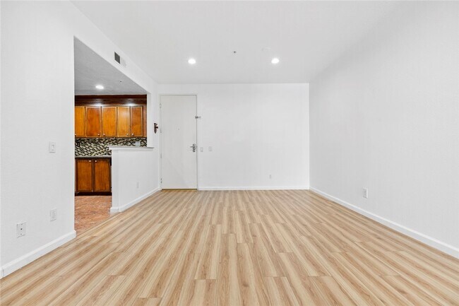 Foto del edificio - 16940 Chatsworth St