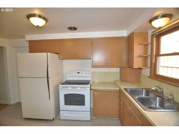 Building Photo - West Eugene 4 bed/2 bath with garage and a...
