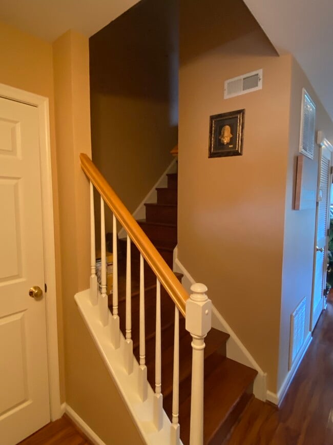 Building Photo - 725 Dell Ct