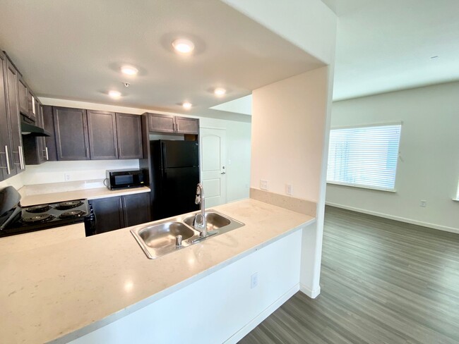 Kitchen with Breakfast Bar - Del Rio Apartments