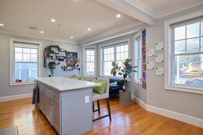 Building Photo - 23-25-25 Bowdoin Ave