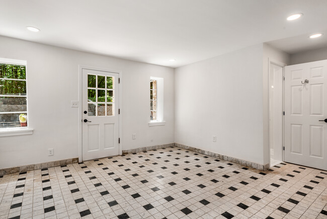 Living area - 1047 Briarcliff Rd NE