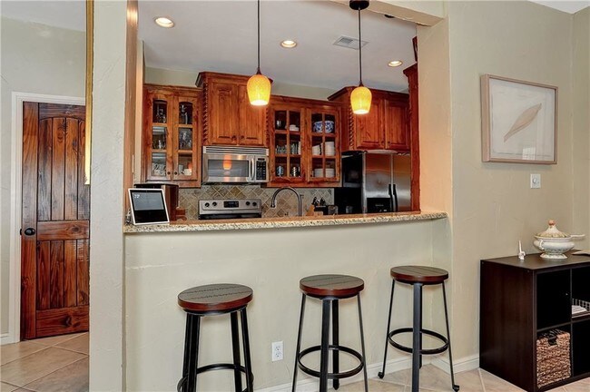 Building Photo - 2116 Tanglewood Blvd