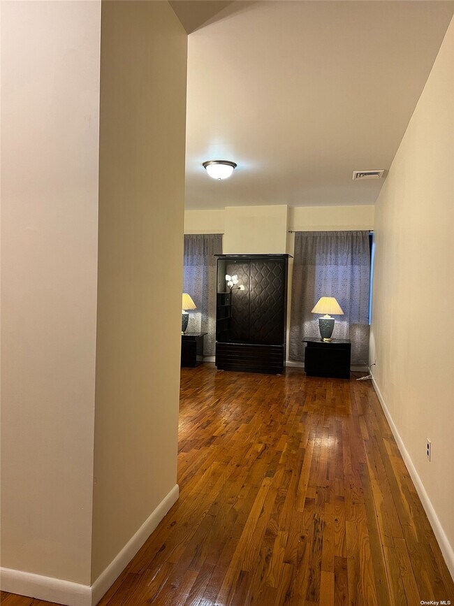 Foto del edificio - 62-10 Woodside Ave
