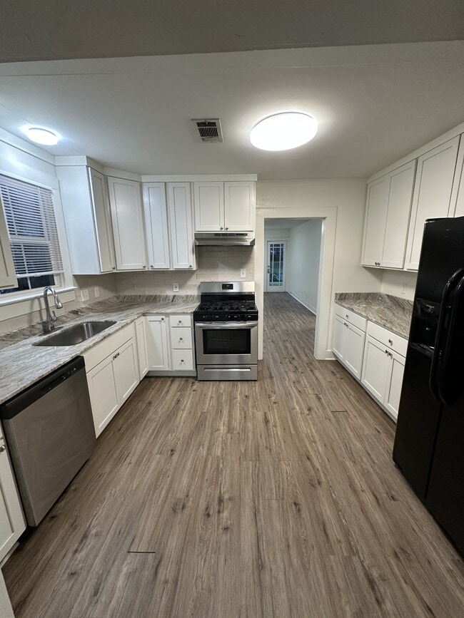 Foto del edificio - 151 Louisa Blvd