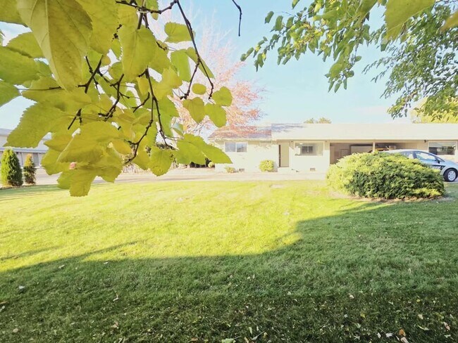 Foto del edificio - 1037/1039 Eastmont Ave. Duplex