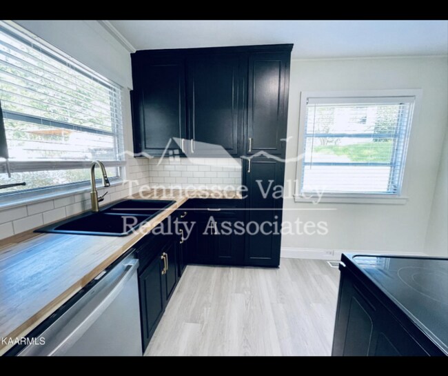 Foto del edificio - CHARMING 2 BED/1 BATH! Don't miss this ado...
