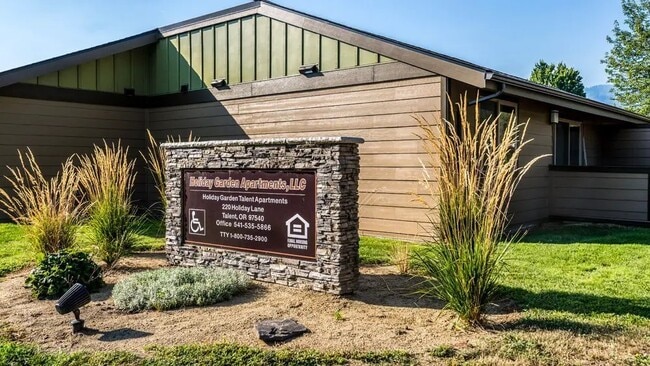 Foto del edificio - 220 Holiday Ln