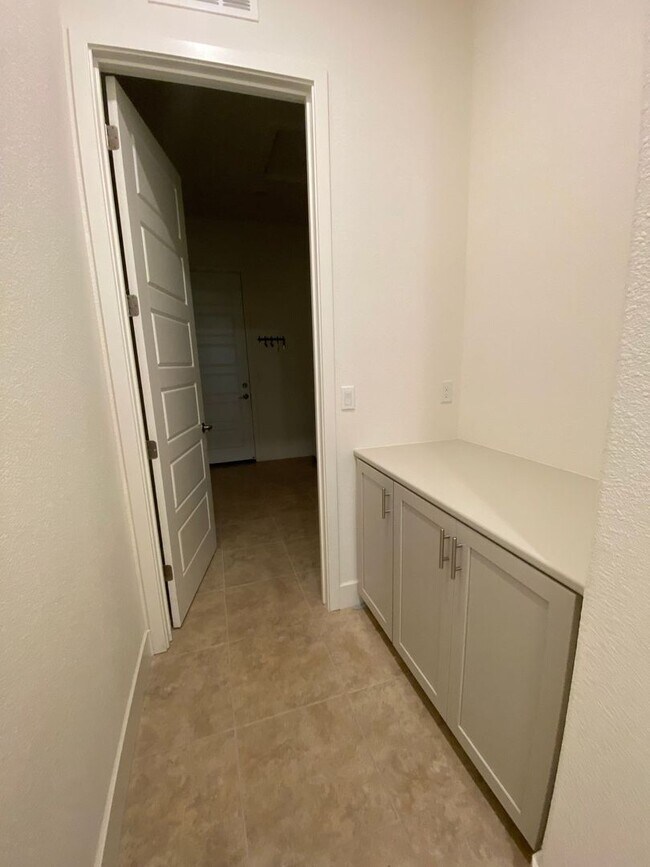 Foto del edificio - Beautiful 4 Bedroom Single Story Home in S...