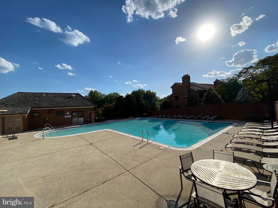 Building Photo - 1540 Hampton Hill Cir