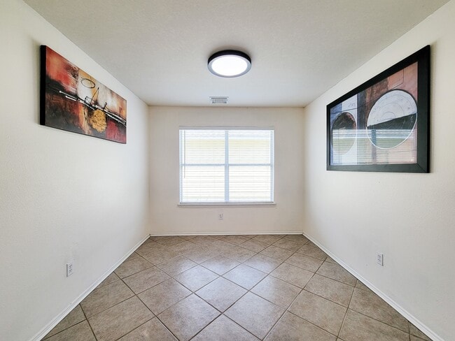 Foto del edificio - 2131 Cold River Dr