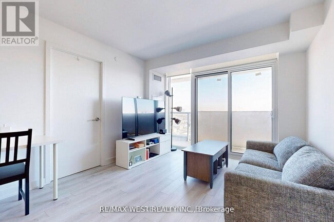 Building Photo - 120-1120 Varna Dr