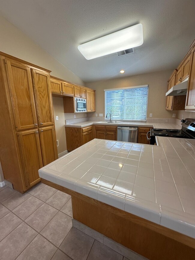 Foto del edificio - 1590 E Waterford Ave