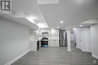 Building Photo - 152 The Queensway