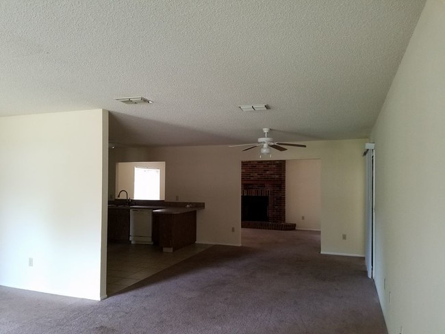 Building Photo - Spacious 3 bedroom 2 bath 2 car garage home