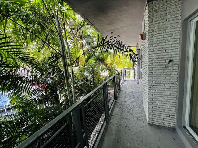 Building Photo - 946 Bay Dr
