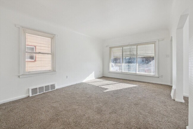 Foto del edificio - $1095 3 bedroom bungalow