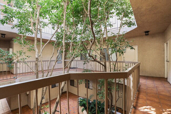 Foto del edificio - 8651 W Olympic Blvd
