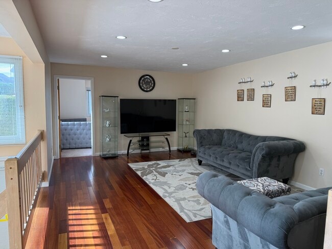 Building Photo - 369 Captain Eames Cir
