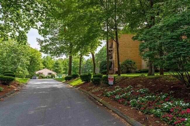 Building Photo - 19 Country Club Dr