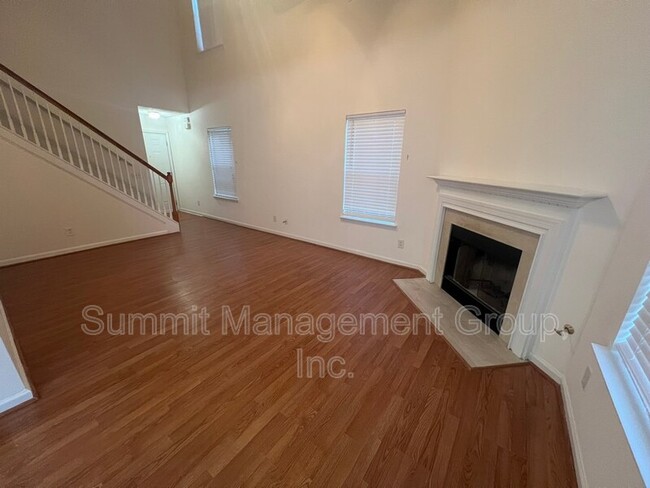 Building Photo - 2810 Lakeside Cir