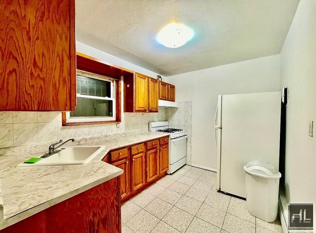 Building Photo - 2 bedroom apartment available near the R line
