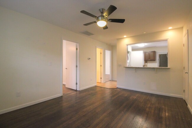 Building Photo - 2 bed/1 bath duplex with complete renovati...