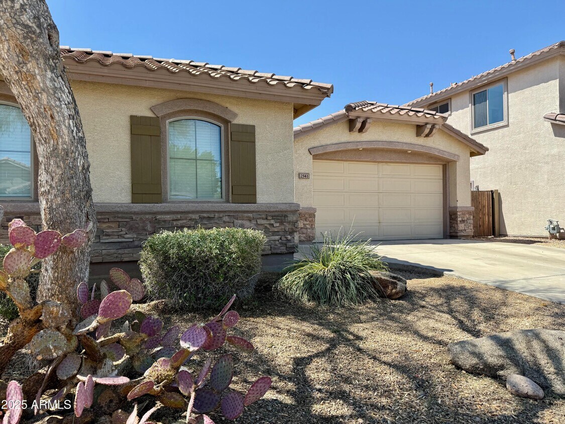 Foto principal - 2541 W Shackleton Dr
