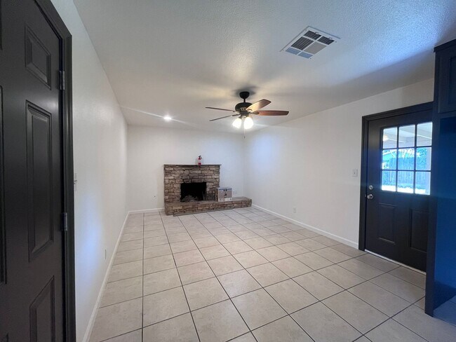 Foto del edificio - 3815  W. CULTER 3 BEDROOM 2 BATHROOM - EST...