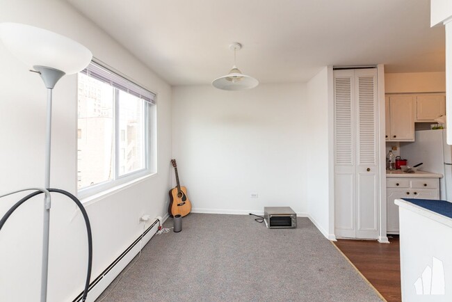 Building Photo - 520 W Aldine Ave