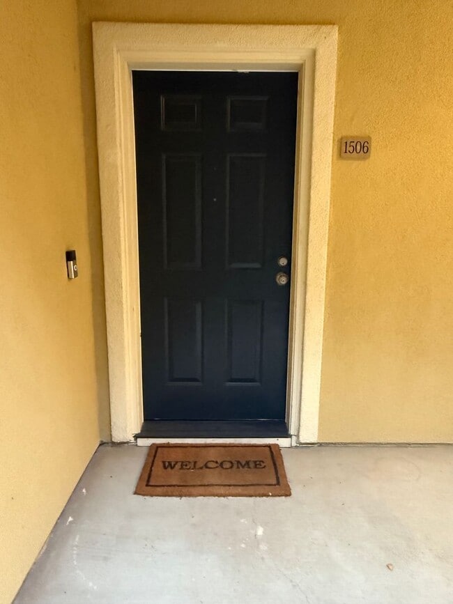 Building Photo - Spacious 1 bed 1 bath condo with loft Available now!