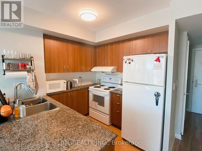 Building Photo - 5740 Yonge St