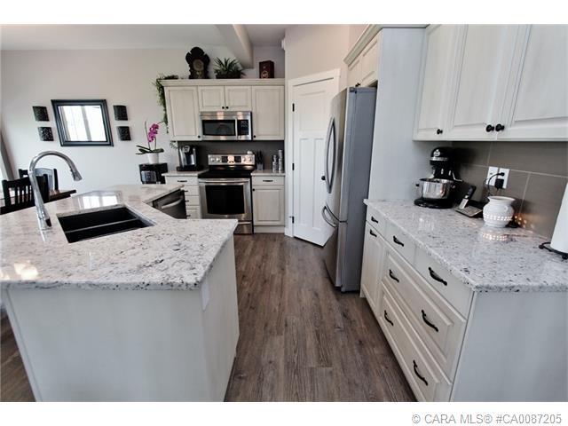 Building Photo - 4 Bed 3.5 Bath Unit in Blackfalds, AB