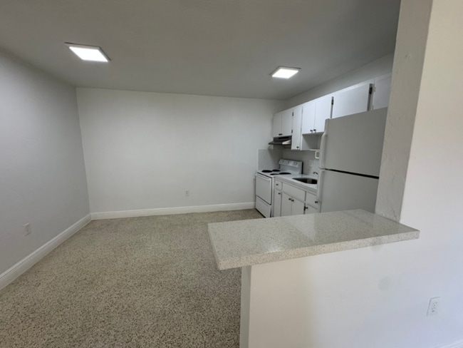 Building Photo - 955 SW 71st Ave