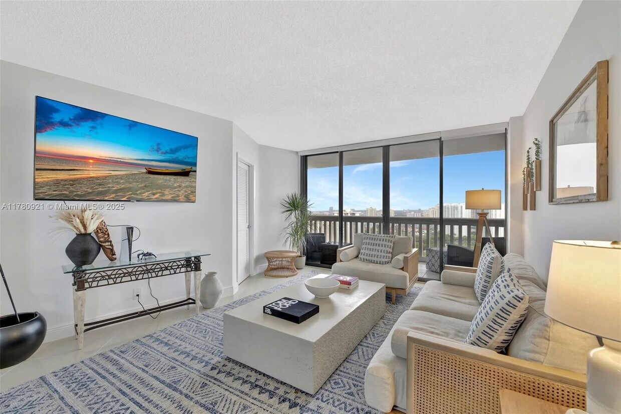 Foto principal - 1000 E Island Blvd
