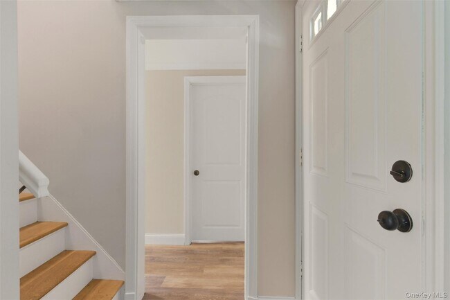 Foto del edificio - 327 W Neck Rd