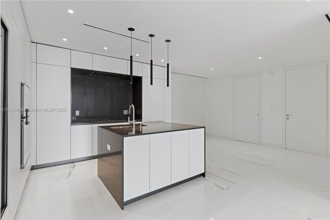Building Photo - 300 Biscayne Blvd Way