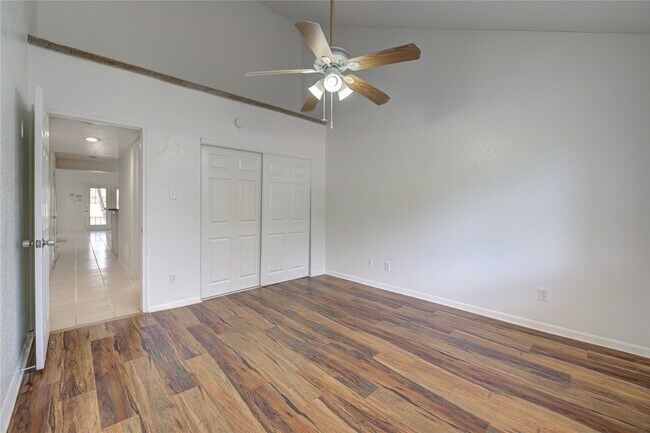 Foto del edificio - 16800 Sugar Pine Dr