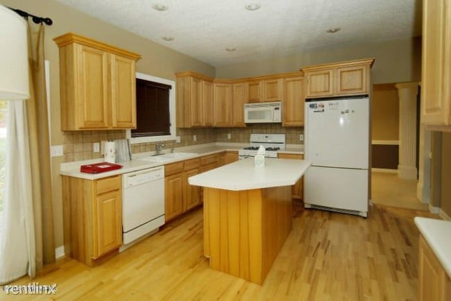 Building Photo - 4 br, 3.5 bath House - 4821 Idlewood Ave