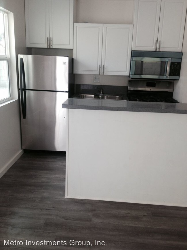 Building Photo - 823 1/2 W 43rd Pl