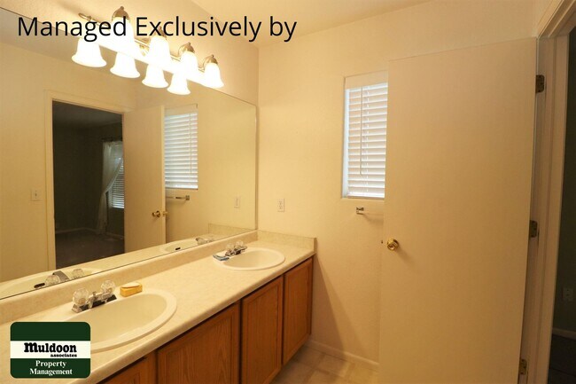 Foto del edificio - Coming soon! Northeast Pet Friendly Townhome!